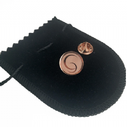 Pin botton personalizado com logotipo rosé